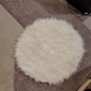 White circular rug